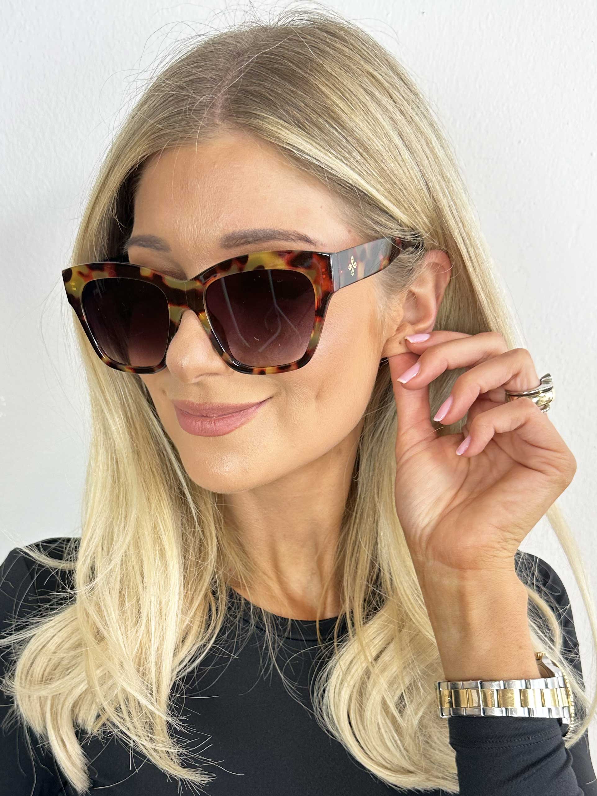 Jasmina - Fine 'cat eye' solbriller med motiv på stellet